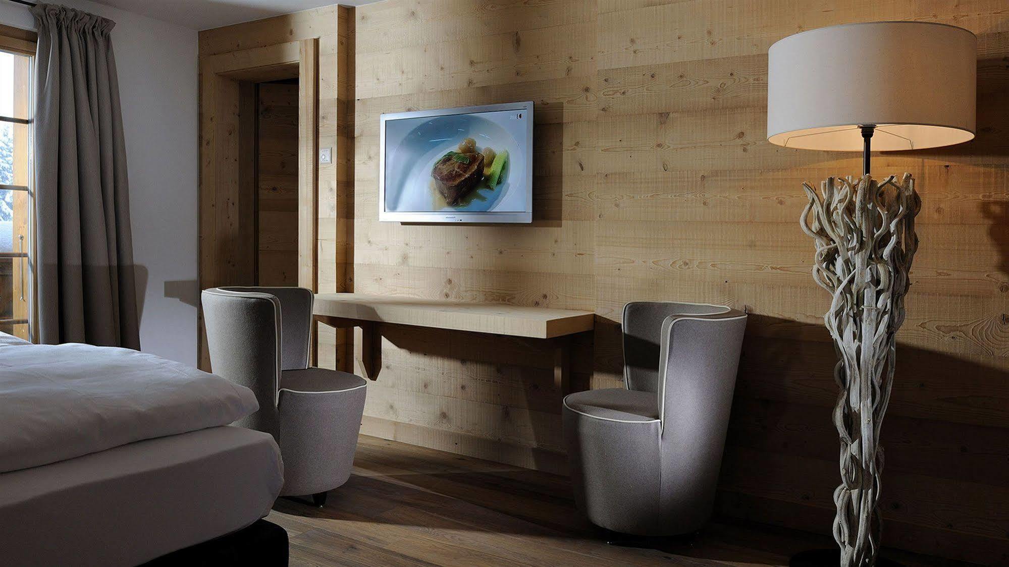Hotel Des Alpes Superieur グスタード エクステリア 写真