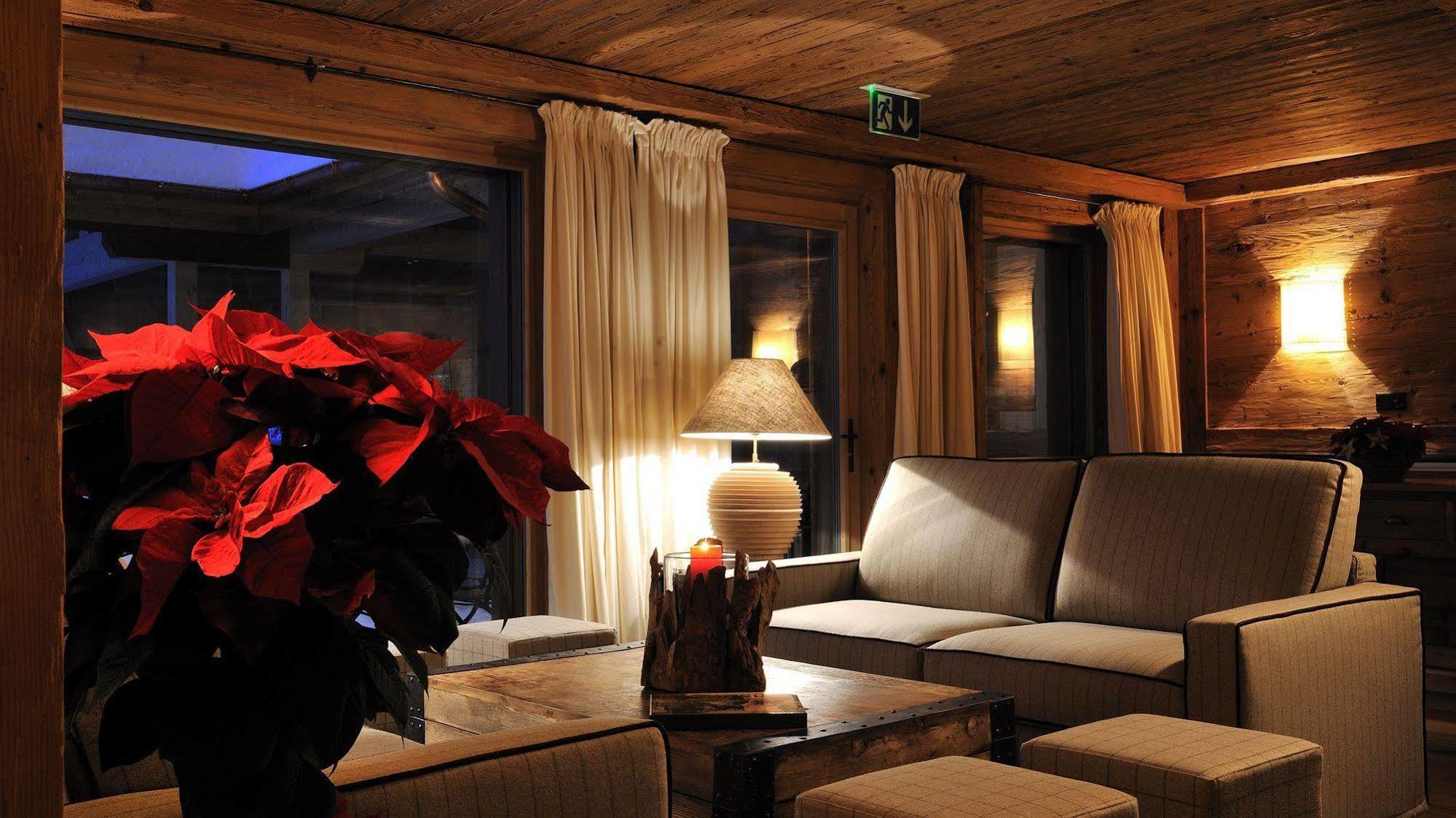 Hotel Des Alpes Superieur グスタード エクステリア 写真